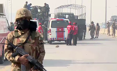 پشاور : سکیورٹی فورسز کی گاڑی سڑک کنارے نصب بم کا نشانہ بن گئی‘ 2 اہلکار زخمی