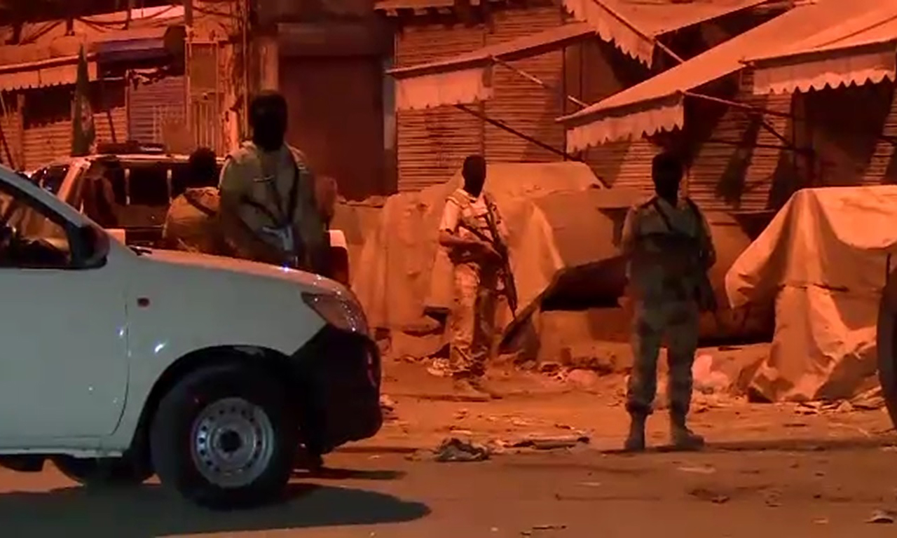 کراچی : رینجرز کی کارروائیاں ،کالعدم تنظیم اور گینگ وار کے کارندوں سمیت 9ملزم گرفتار