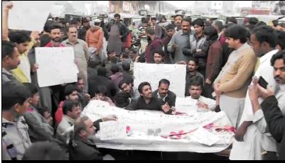 لاہور : دو بھائیوں کے قاتلوں کی عدم گرفتاری پر لواحقین کا لاش سڑک پر رکھ کر احتجاج