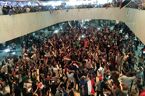 عراق میں سیاسی بحران سنگین‘ مظاہرین کا پارلیمنٹ پر دھاوا‘ بغداد میں ایمرجنسی نافذ