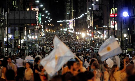 ارجنٹائن :  ہزاروں افرادکاصدرکی پالیسیوں کےخلاف احتجاج