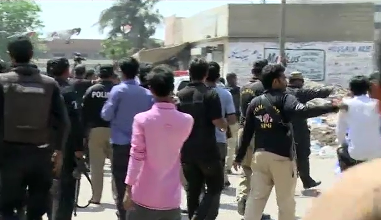 کراچی: این اے 245 اور پی ایس 115 میں ضمنی انتخابات کا دنگل جاری، دو سیاسی پارٹیوں کے کارکن آمنے سامنے