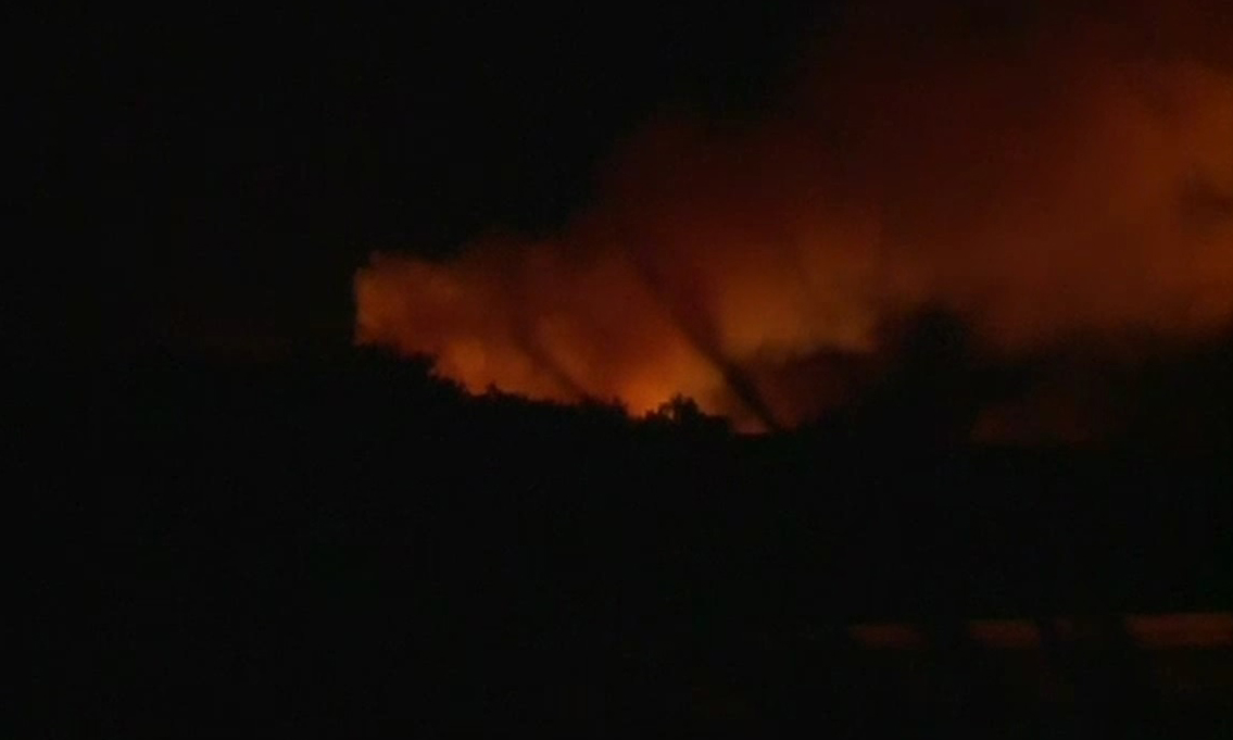 ایریزوناکی جھاڑیوں میں لگنے والی آگ کیلیفورنیا کے علاقے تک پھیل گئی