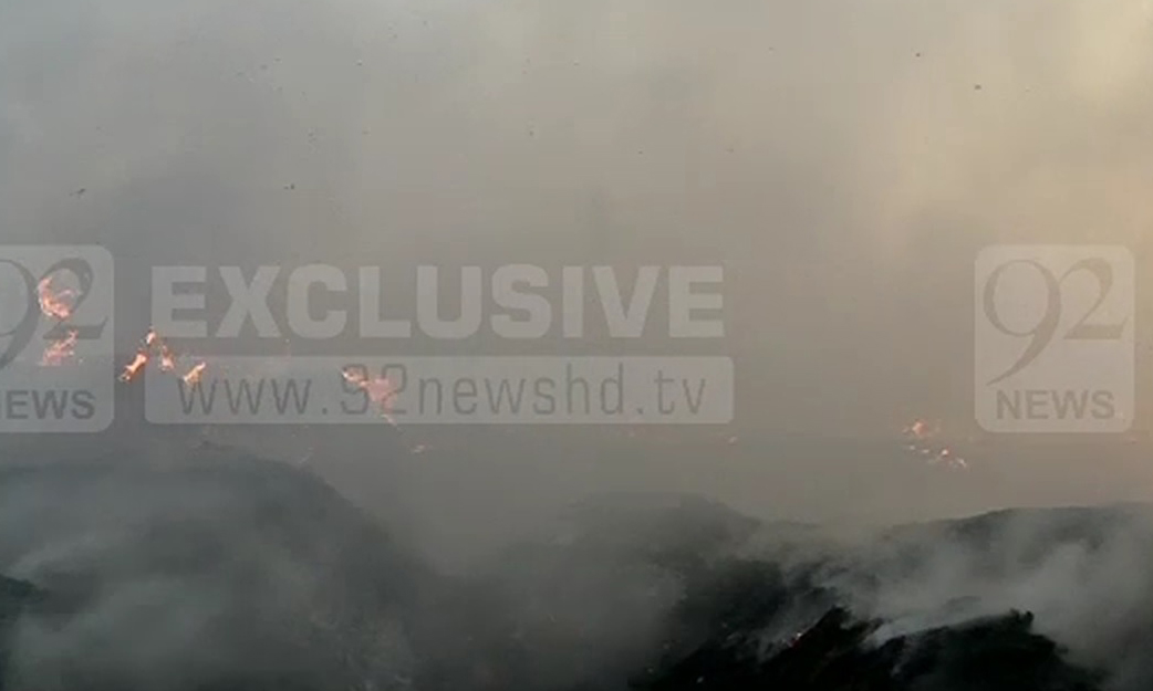 کراچی :بھینس کالونی میں گتے کے گودام میں آگ لگنے سے لاکھوں کا سامان خاکستر