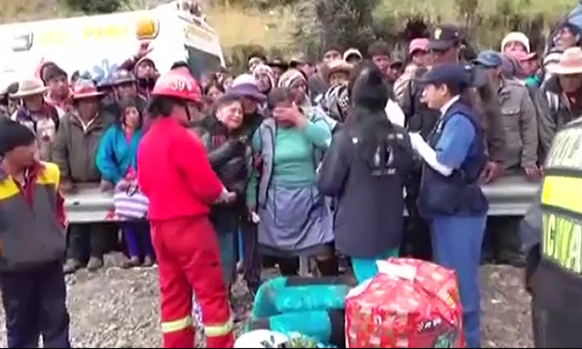 پیرو:تیزرفتاربس بےقابوہوکردریامیں گرگئی،22افرادہلاک ،متعددزخمی
