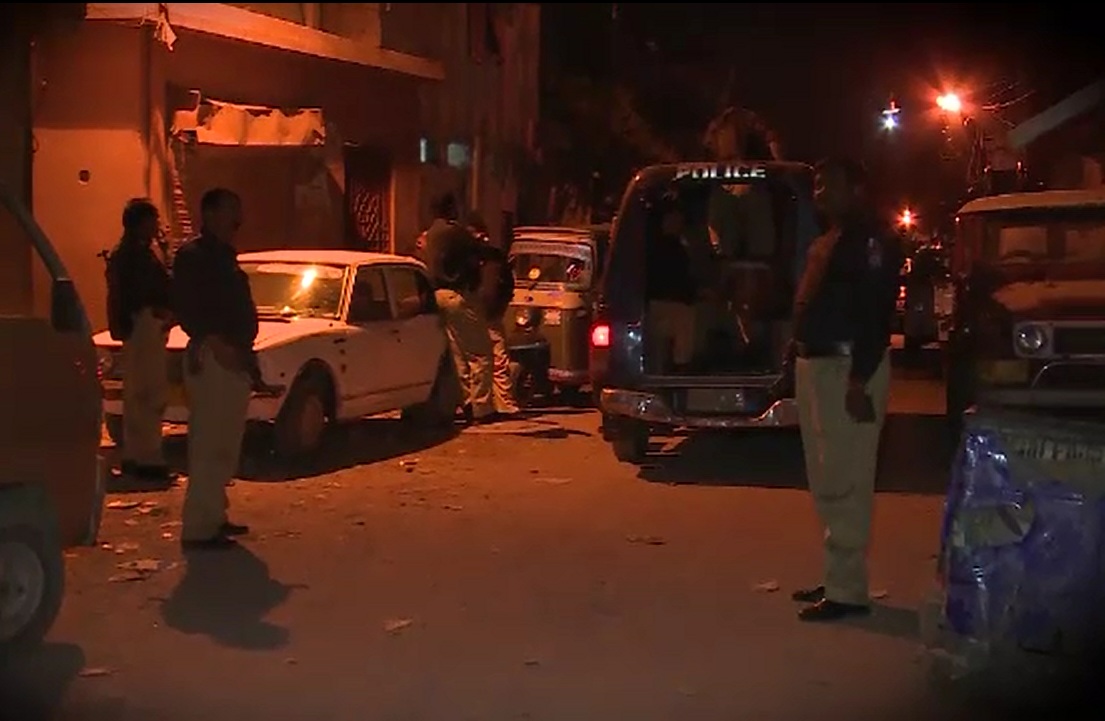 کراچی : لیاری میں آپریشن کے دوران پولیس اور گینگ وار کے ملزموں کے درمیان فائرنگ کا تبادلہ