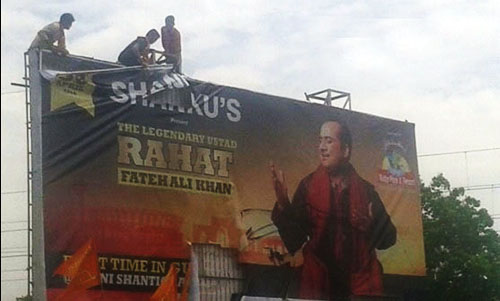 راحت فتح علی کا کنسرٹ منسوخ ہونے کا خدشہ‘ جنونی ہندوﺅں نے پوسٹر پھاڑ دیے