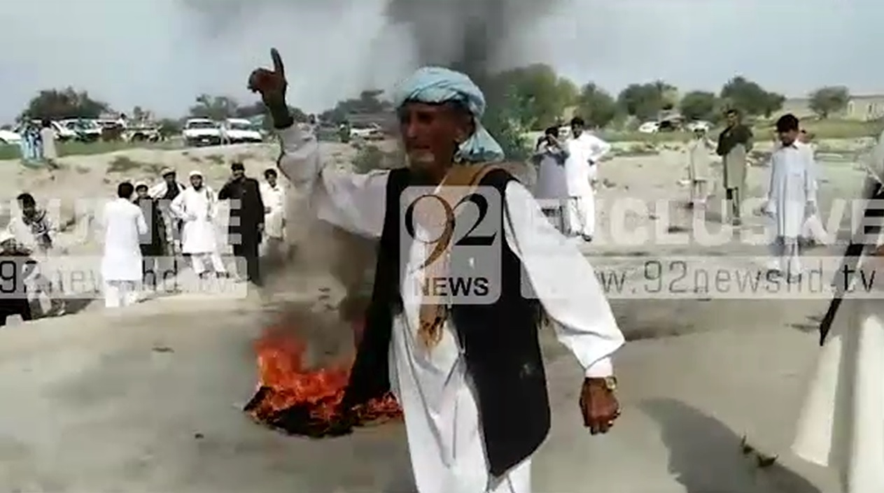 حکومت سے بار بار مدد کی اپیل نظرانداز، اسی سالہ فنکار نے ہارمونیم، ڈھولکی اور طبلے کو تیل چھڑک کر نذر آتش کر دیا