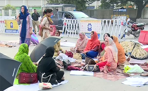 لاہور : نرسوں کا احتجاج تیسرے روز میں داخل‘ مال روڈ پر ٹریفک کی روانی متاثر