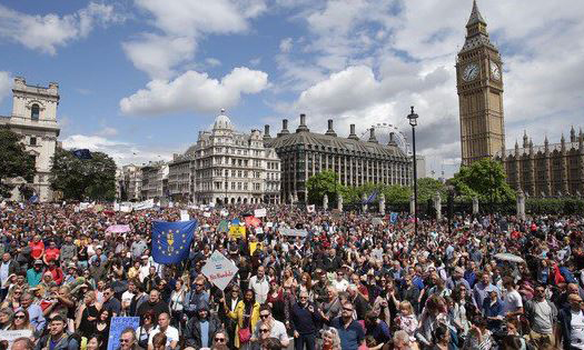 لندن : یورپی یونین سے انخلا کے خلاف ہزاروں شہری سڑکوں پر آگئے
