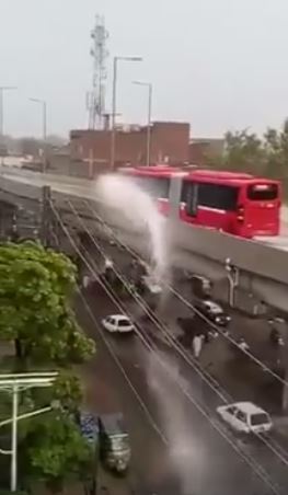 لاہور:میٹرو بس کا طوفان بدتمیزی، ٹریک پر کھڑے پانی کو ہوا میں اڑانے لگی