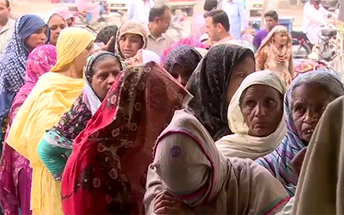 لاہور : عید کی چھٹیوں سے قبل معمر افراد کو پنشن نہ مل سکی‘ بینکوں کے باہر لمبی قطاریں