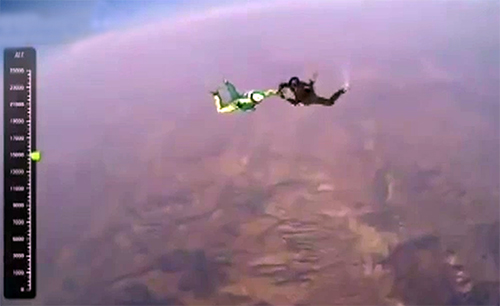 امریکی نے بغیر پیراشوٹ 25 ہزار فٹ بلندی سے چھلانگ لگا کر تہلکہ مچا دیا