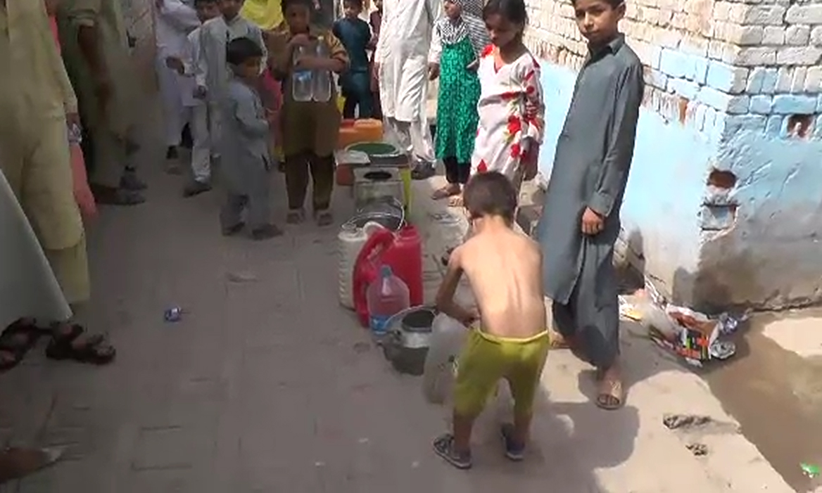 پشاور : شہری پانی کی بوند بوند کوترس گئے