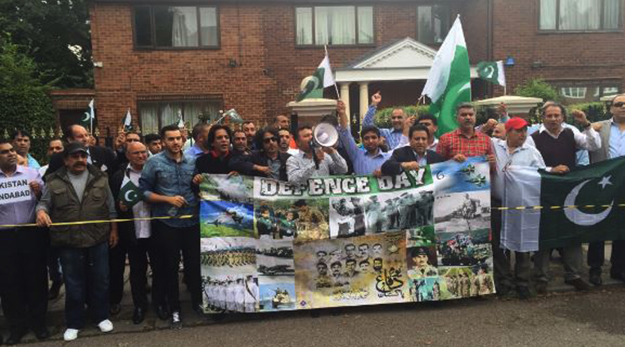 لندن : الطاف حسین کی رہائش گاہ کے باہر پاکستانی کمیونٹی کا زبردست احتجاجی مظاہرہ