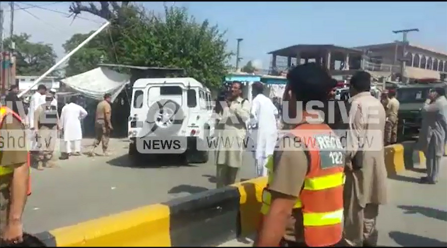 مردان : ضلع کچہری گیٹ پر خود کش دھماکے میں 13 افراد جاں بحق