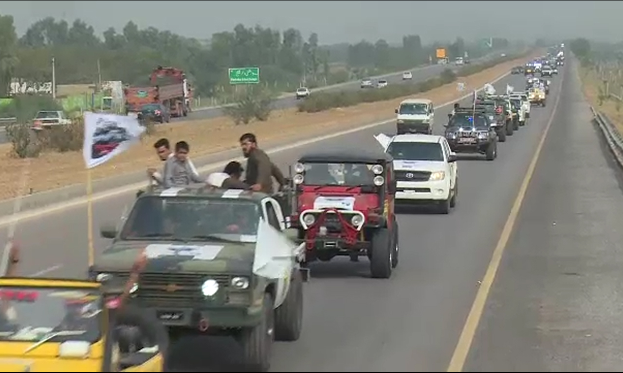  پشاور : سیاحت کے فروغ کیلئے چمچماتی گاڑیوں  کی  خوبصورت ریلی   