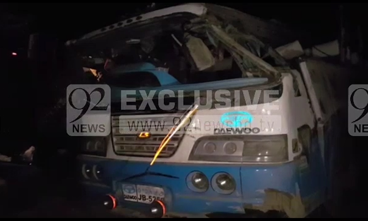 ڈیرہ اسماعیل خان میں مسافر کوچ کھائی میں گر گئی‘ 10 افراد جاں بحق