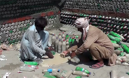 پاکستانی ’دیسی انجینئر‘ نے مٹی کی بوتلوں کا گھر بنا لیا