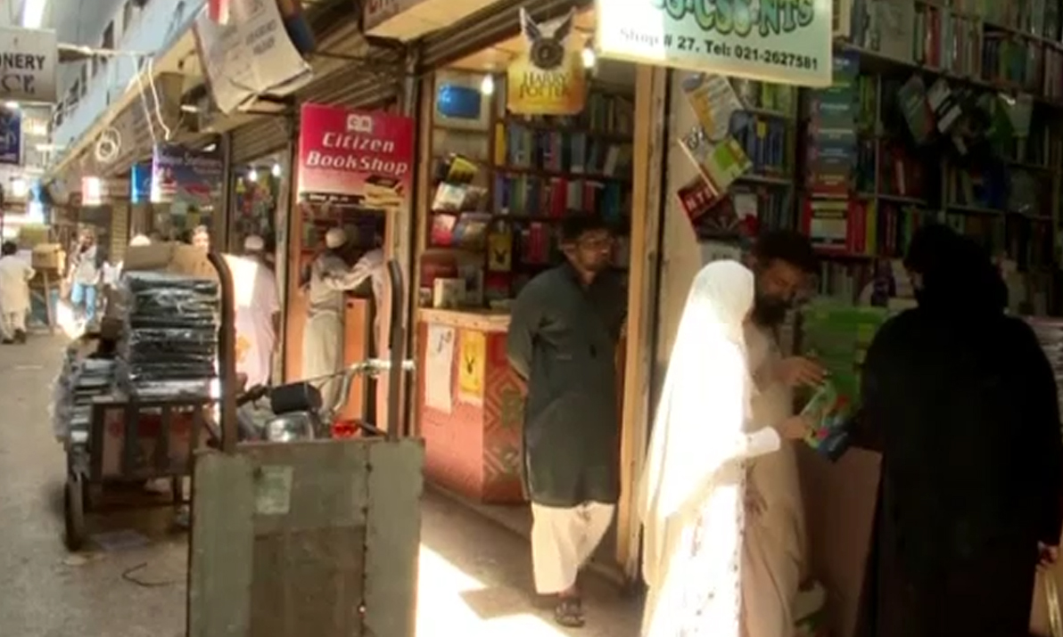 کراچی : چوروں نے 15 دکانوں کا صفایا کردیا