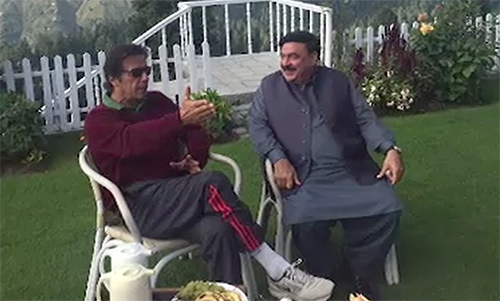 قوم کو مبارک ہو ایک درباری کو فارغ جبکہ دوسرا بھاگ گیا ہے : عمران خان