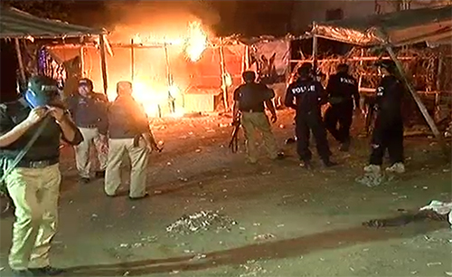 کراچی : پولیس نے منشیات کے اڈوں کو آگ لگا دی‘ 46 افراد گرفتار