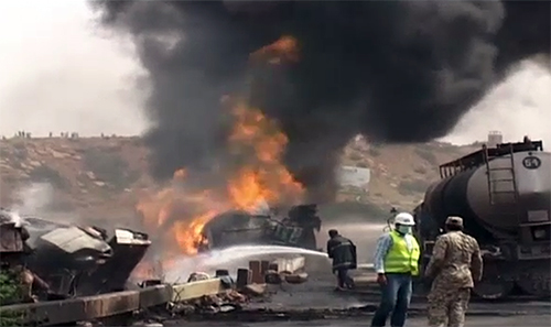 کراچی : آئل ٹینکر اور گاڑیوں میں تصادم‘ آگ لگنے سے 2 افراد جاں بحق