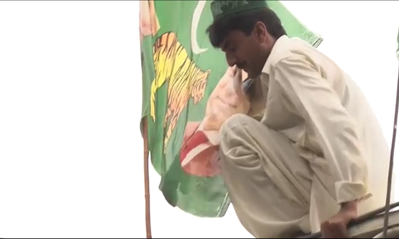 پشاور : لیگی کارکنوں نے کے پی کے کی اسمبلی پر دھاوا بول دیا ،گیٹ اور جنگلوں پر پارٹی پرچم لہرا دیئے