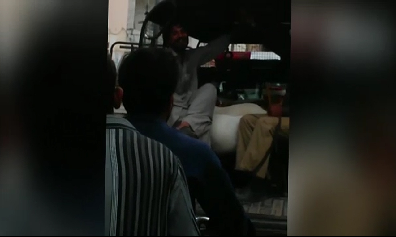 کراچی : پولیس موبائلیں افسران کے قربانی کے جانور لانے پر لگ گئیں