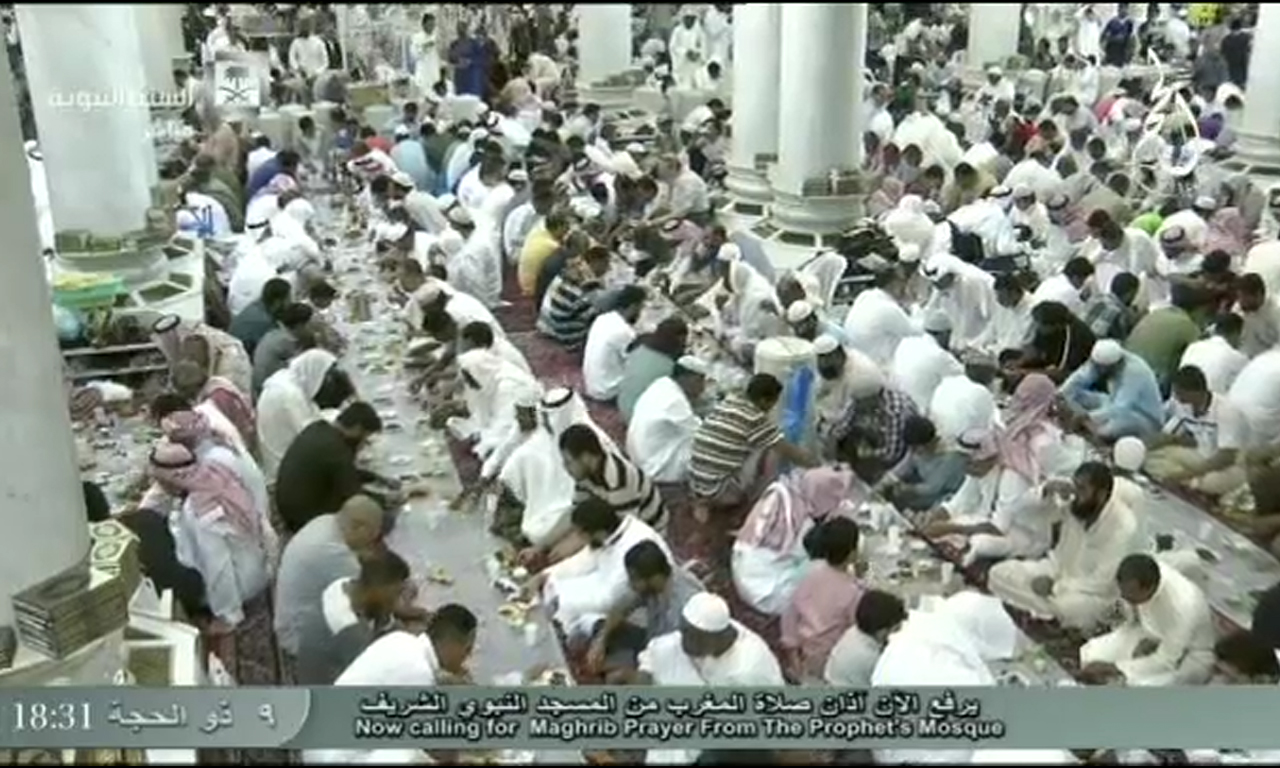 مسجد نبوی ﷺ میں روزہ عرفہ کی اجتماعی افطاری کر لی گئی