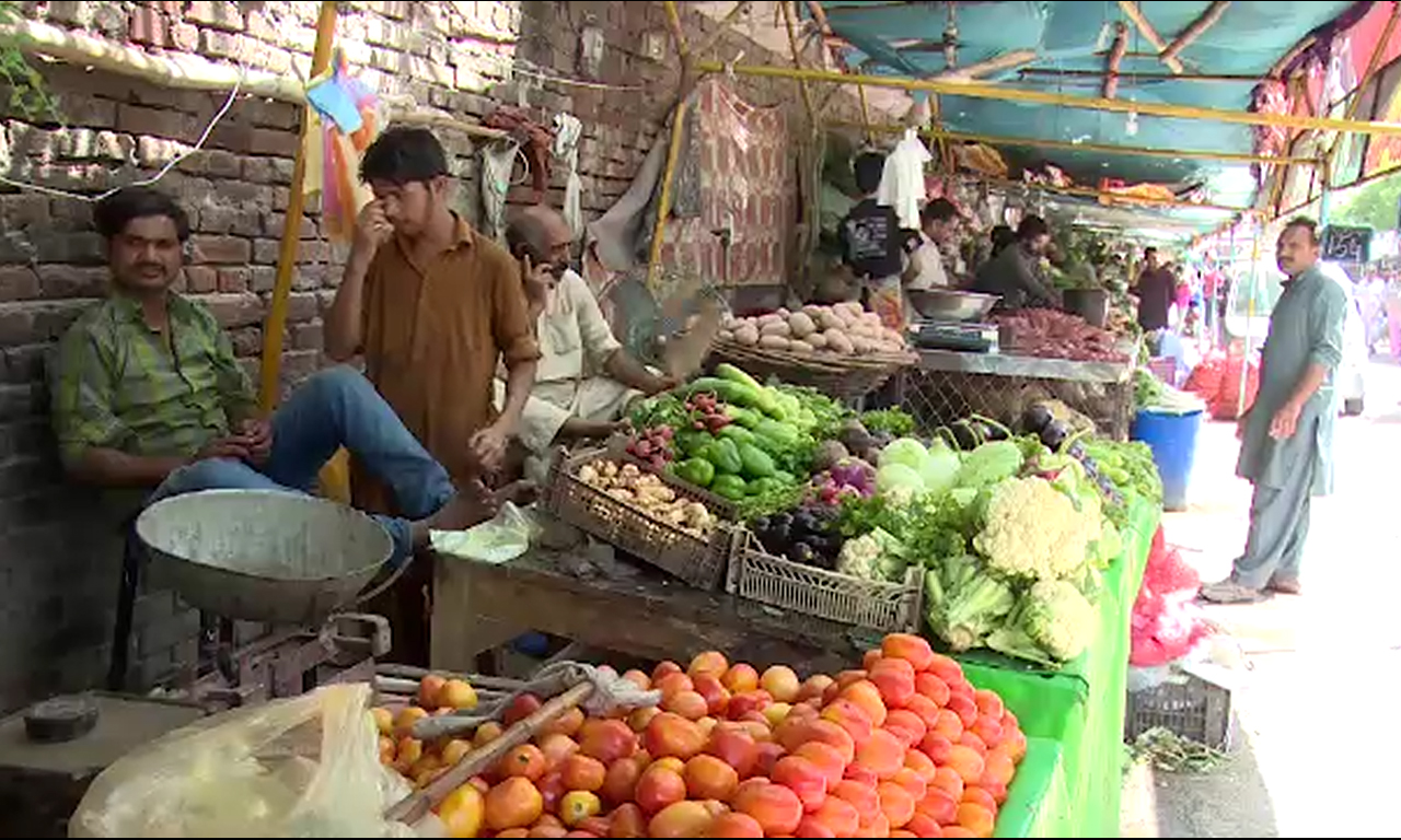لاہور: اتواربازاروں میں سبزیوں اور پھلوں کی قیمتیں آسمان سے باتیں کرنے لگیں