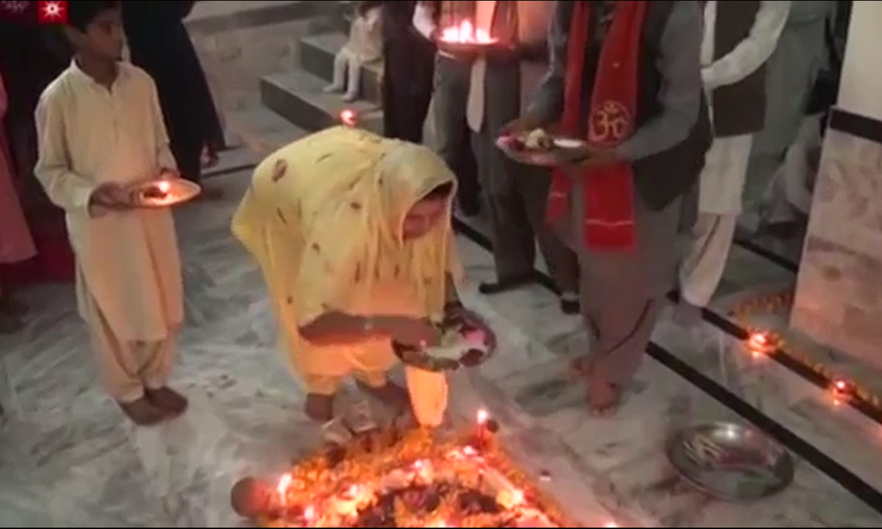 پاکستان سمیت دنیا بھر میں ہندو برادری آج اپنا مذہبی تہوار دیوالی منا رہی ہے