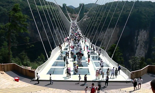 چین : دنیا کا سب سے لمبا اور اونچا شیشے کا پل دوبارہ کھول دیا گیا