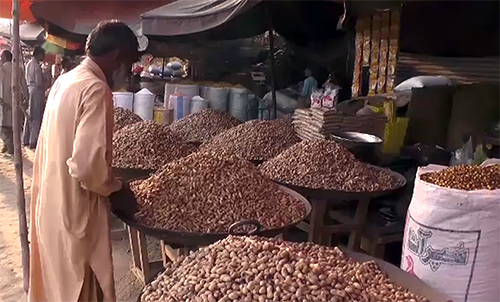 موسم سرما کی آمد، فیصل آباد کی مارکیٹوں میں مونگ پھلی کی مانگ بڑھ گئی