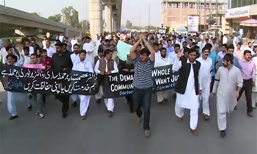 پشاور : حیات آباد میڈیکل کمپلیکس کے ڈاکٹرز اور نرسنگ سٹاف کا احتجاج