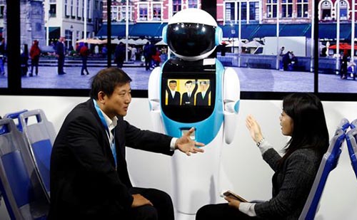 بیجنگ : روبوٹک ایجادات نے ورلڈ روبوٹ کانفرنس کے شرکاءپر سحر طاری کر دیا