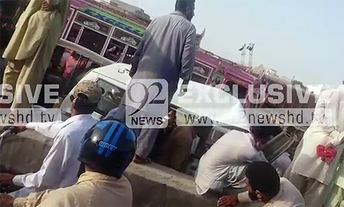 کراچی : بس سکول وین سے ٹکرا گئی‘ ڈرائیور جاں بحق‘ 10 طالبعلم زخمی