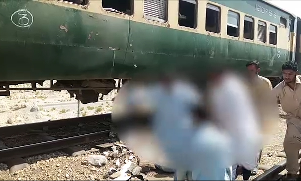 کوئٹہ : مسافر ٹرین پر دو دھماکے ،6 مسافر جاں بحق