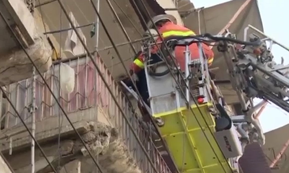 کراچی : مخدوش عمارت سے دو خاندانوں کو کامیابی سے باہر نکال لیا گیا
