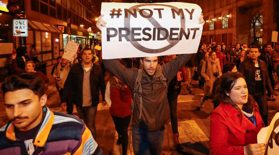 ڈونلڈ ٹرمپ کے صدر بننے کے خلاف ہزاروں امریکیوں کا ٹرمپ ٹاور کے باہر احتجاج
