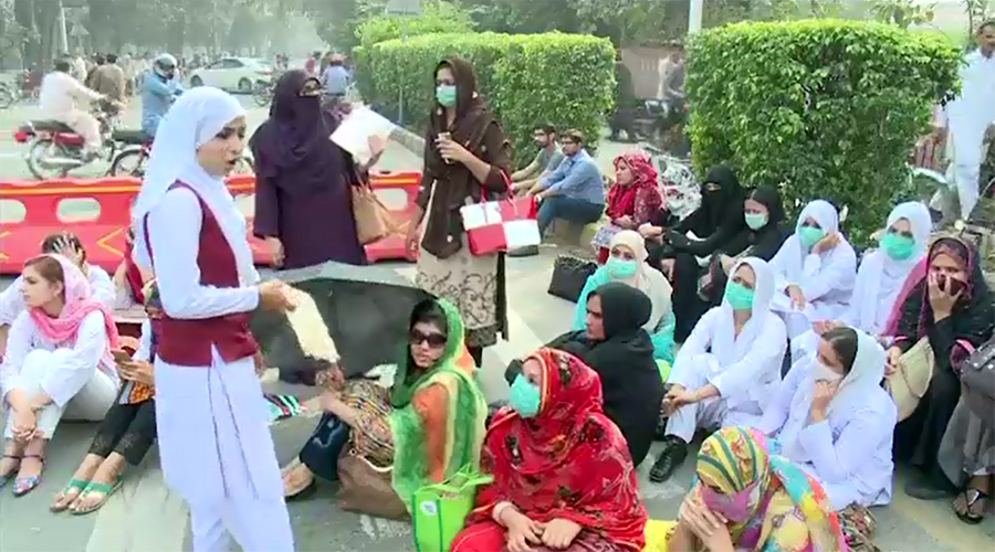 لاہور: ینگ ڈاکٹرزاور نرسوں کا احتجاج ، ایم ایس  نے برطرفی کا نوٹس جاری کردیا