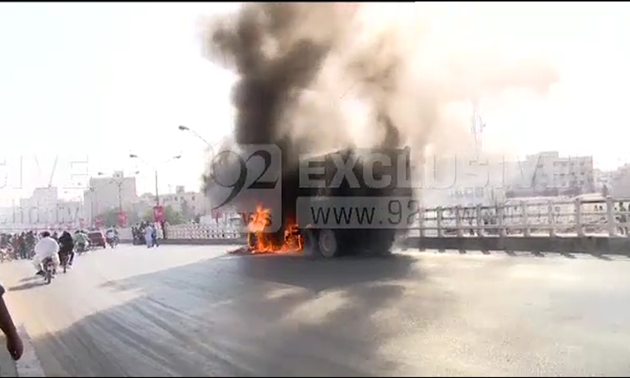 کراچی : ڈمپر کی ٹکر سے موٹرسائیکل سوار جاں بحق ، مشتعل افراد نے ڈمپر کو آگ لگادی