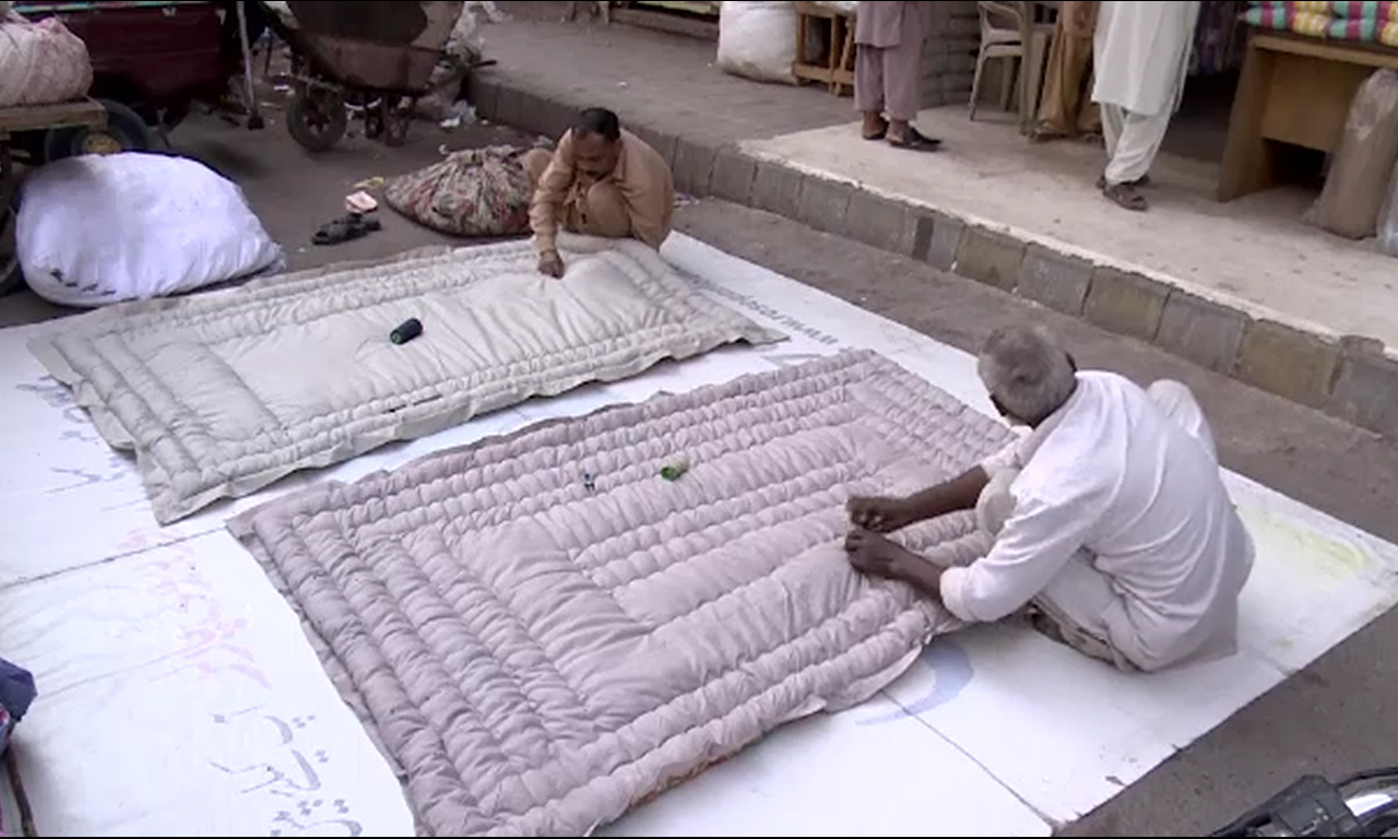 کراچی : سردی کی آمد کیساتھ ہی گرم رضائیوں اور گدوں کی تیاریوں کا کام شروع
