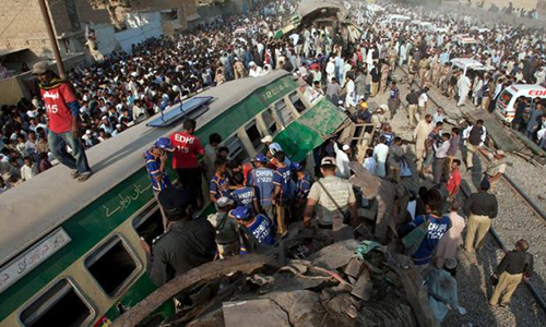 کراچی : مسافر ٹرینوں میں تصادم‘ 21 افراد جاں بحق‘ 100 زخمی