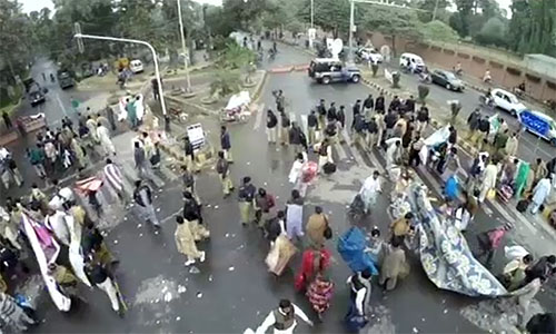 لاہور پولیس نے مال روڈ سے احتجاجی کیمپ اکھاڑ دیے