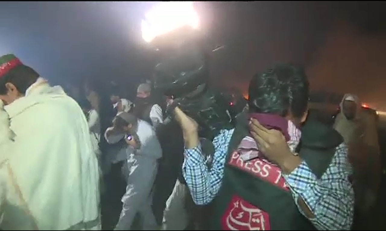 برہان انٹرچینج پر پولیس کی پی ٹی آئی کارکنوں پر شیلنگ