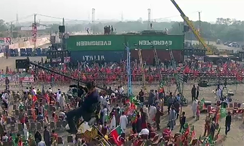 یوم تشکر : پریڈ گراﺅنڈ میں تحریک انصاف کے کارکنوں کی آمد جاری