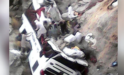 چکوال : تلہ گنگ میں بس گہری کھائی میں گر گئی‘ 8 افراد جاں بحق