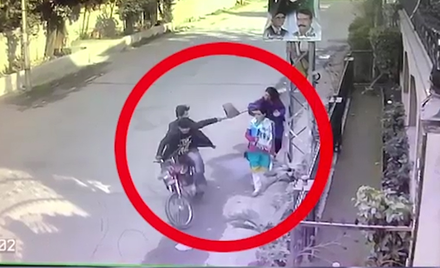 راولپنڈی ، بہادر لڑکی نے موٹرسائیکل سوار ڈاکو پکڑ لیا