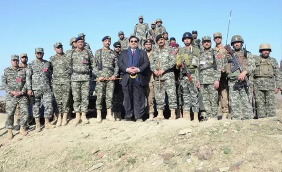 وزیر دفاع خرم دستگیر کا طورخم کے پاس پاک افغان سرحد کا دورہ
